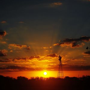 Preview wallpaper sun, rays, clouds, sky, sunset, dark, landscape