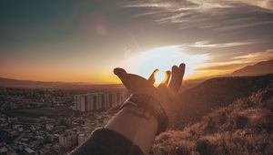 Preview wallpaper sun, rays, hand, city