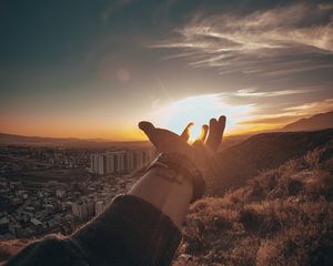 Preview wallpaper sun, rays, hand, city