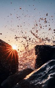 Preview wallpaper sun, rays, stones, spray, water