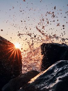 Preview wallpaper sun, rays, stones, spray, water