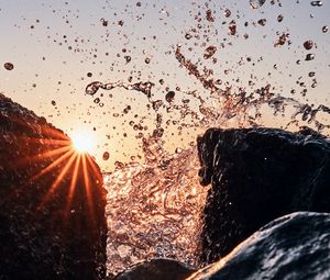 Preview wallpaper sun, rays, stones, spray, water