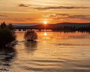 Preview wallpaper sun, rays, sunset, water, bridge