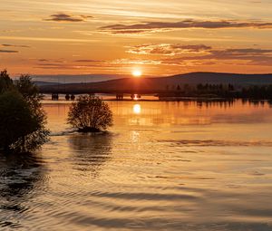 Preview wallpaper sun, rays, sunset, water, bridge