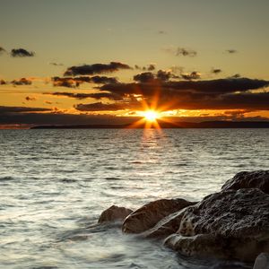 Preview wallpaper sun, sea, blocks, rays