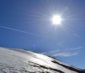 Preview wallpaper sun, sky, trace, line, slope, snow, shine