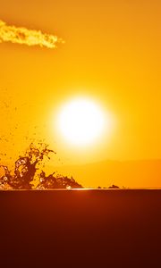 Preview wallpaper sun, spray, drops, sunset, water