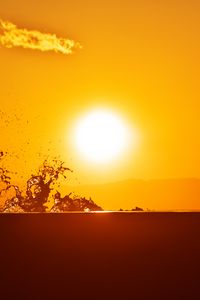 Preview wallpaper sun, spray, drops, sunset, water