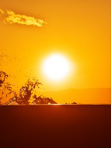 Preview wallpaper sun, spray, drops, sunset, water
