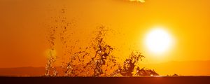 Preview wallpaper sun, spray, drops, sunset, water