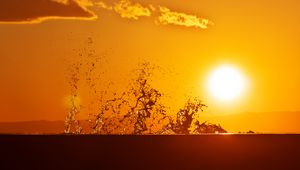 Preview wallpaper sun, spray, drops, sunset, water