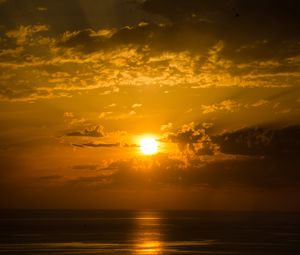 Preview wallpaper sun, sunset, horizon, sea, glare