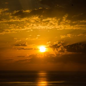 Preview wallpaper sun, sunset, horizon, sea, glare