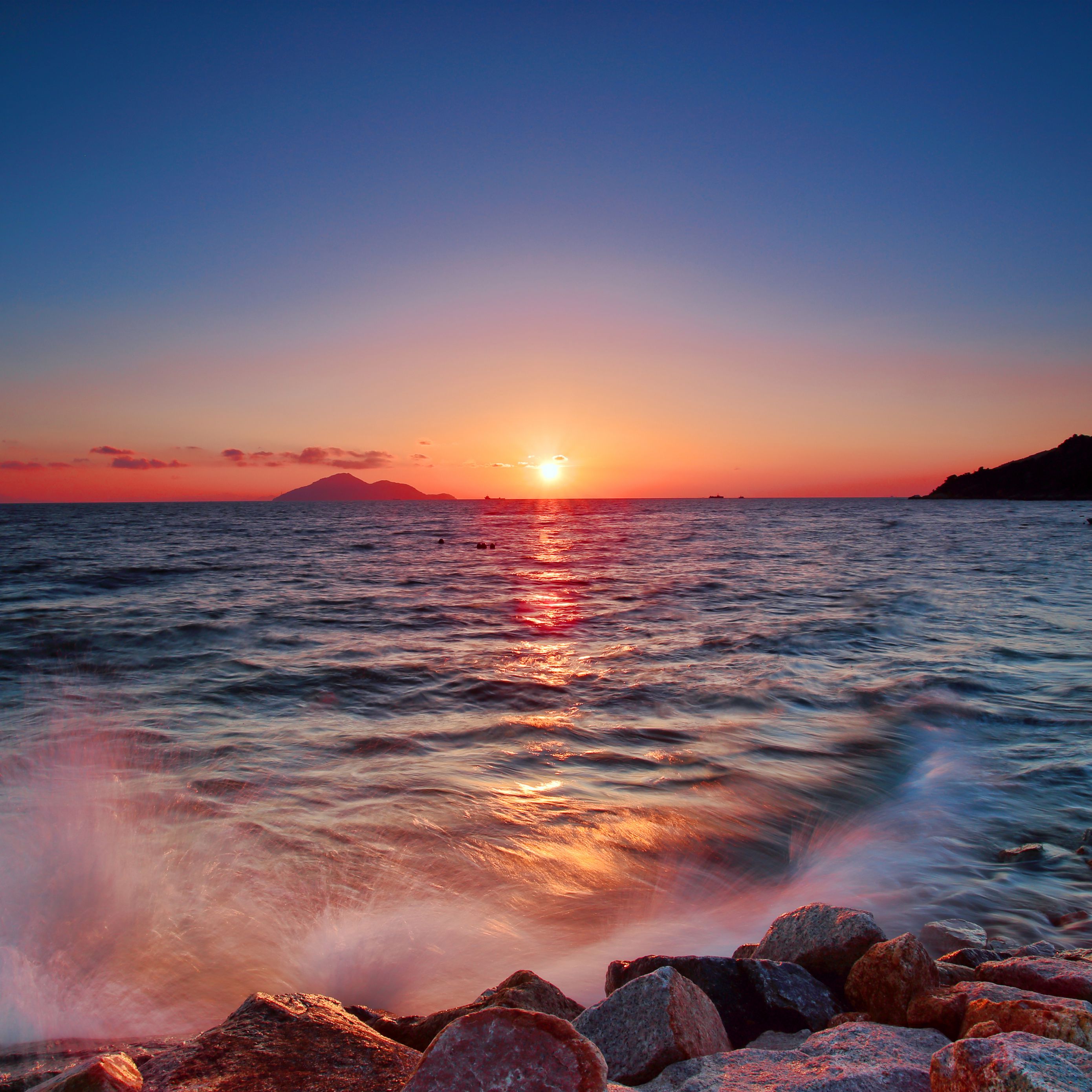 Download Wallpaper 2780x2780 Sun Sunset Sea Waves Water Landscape