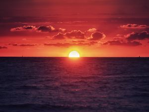 Preview wallpaper sun, sunset, sea, horizon, clouds, waves