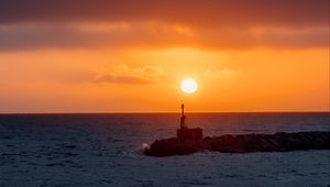 Preview wallpaper sun, sunset, waves, stones, construction