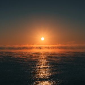 Preview wallpaper sun, water, waves, fog, sunset