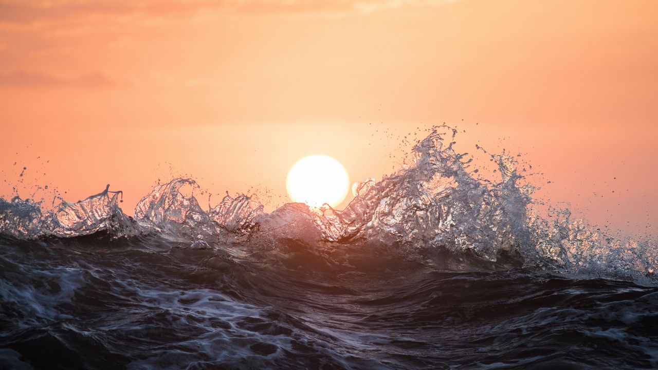 Wallpaper sun, water, waves, spray, sunset