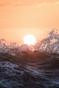 Preview wallpaper sun, water, waves, spray, sunset