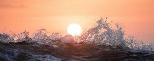 Preview wallpaper sun, water, waves, spray, sunset