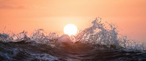 Preview wallpaper sun, water, waves, spray, sunset