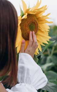 Preview wallpaper sunflower, hand, flower, girl