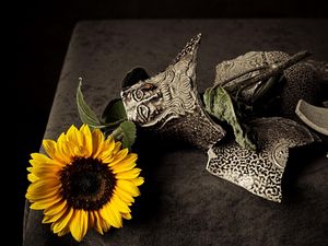 Preview wallpaper sunflowers, vase, fragments