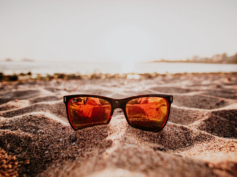 Download wallpaper 800x600 sunglasses, sand, reflection, glitter, close-up  pocket pc, pda hd background