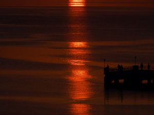Preview wallpaper sunrise, sun, silhouettes, fishermen, sea