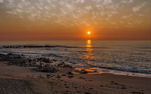 Preview wallpaper sunset, beach, coast, glare