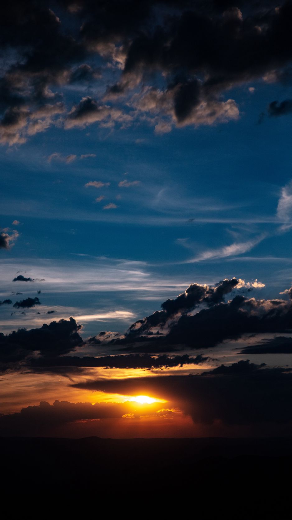 Hình nền sunset clouds là cách hoàn hảo để hòa mình vào những khoảnh khắc yên tĩnh và thư giãn trên dải đất này. Những đám mây vàng tuyệt đẹp nằm trên nền bầu trời đang chuyển màu sẽ mang đến cho bạn cảm giác tuyệt vời và sự thư thái không ngờ.