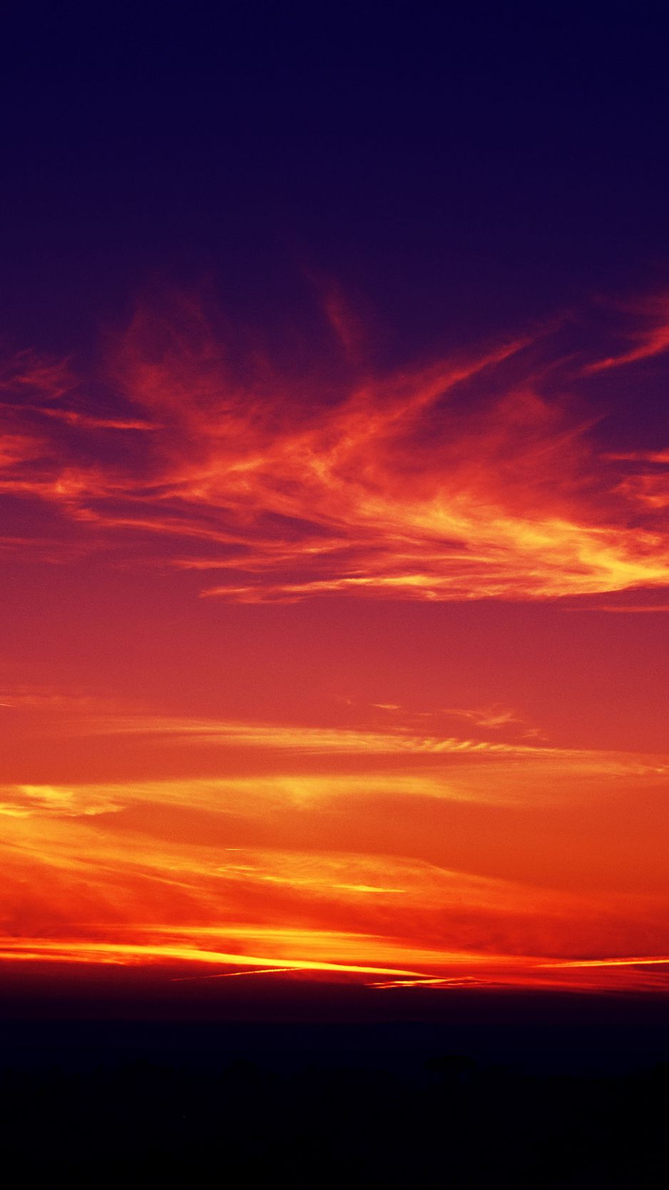 Ánh nắng vàng buổi hoàng hôn nhuộm sắc trời đỏ rực, đó là cảm hứng để tạo nên những bức ảnh đẹp nhất về Sunset Sky. Hãy thưởng thức vẻ đẹp của mặt trời lặn đầy ấn tượng và tìm kiếm cảm xúc lãng mạn trong bức ảnh này.