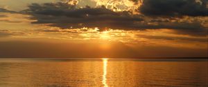 Preview wallpaper sunset, glare, horizon, sea, clouds