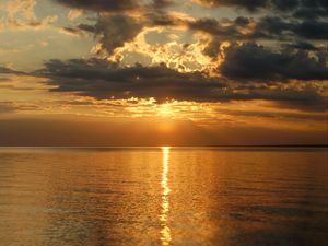 Preview wallpaper sunset, glare, horizon, sea, clouds