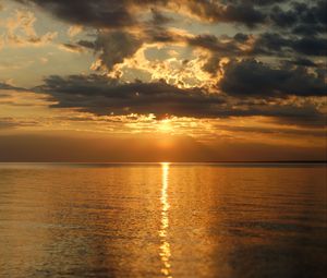 Preview wallpaper sunset, glare, horizon, sea, clouds