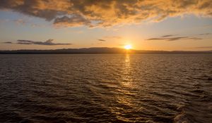 Preview wallpaper sunset, glare, sea, sun, sky