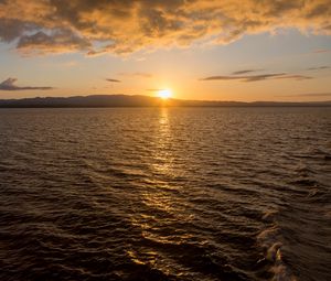 Preview wallpaper sunset, glare, sea, sun, sky