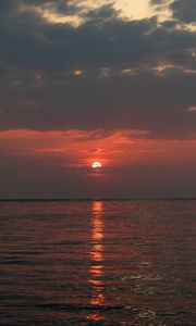 Preview wallpaper sunset, glare, sea, horizon, clouds