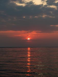 Preview wallpaper sunset, glare, sea, horizon, clouds