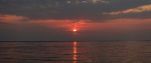 Preview wallpaper sunset, glare, sea, horizon, clouds