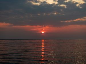 Preview wallpaper sunset, glare, sea, horizon, clouds