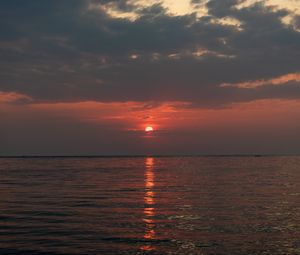 Preview wallpaper sunset, glare, sea, horizon, clouds