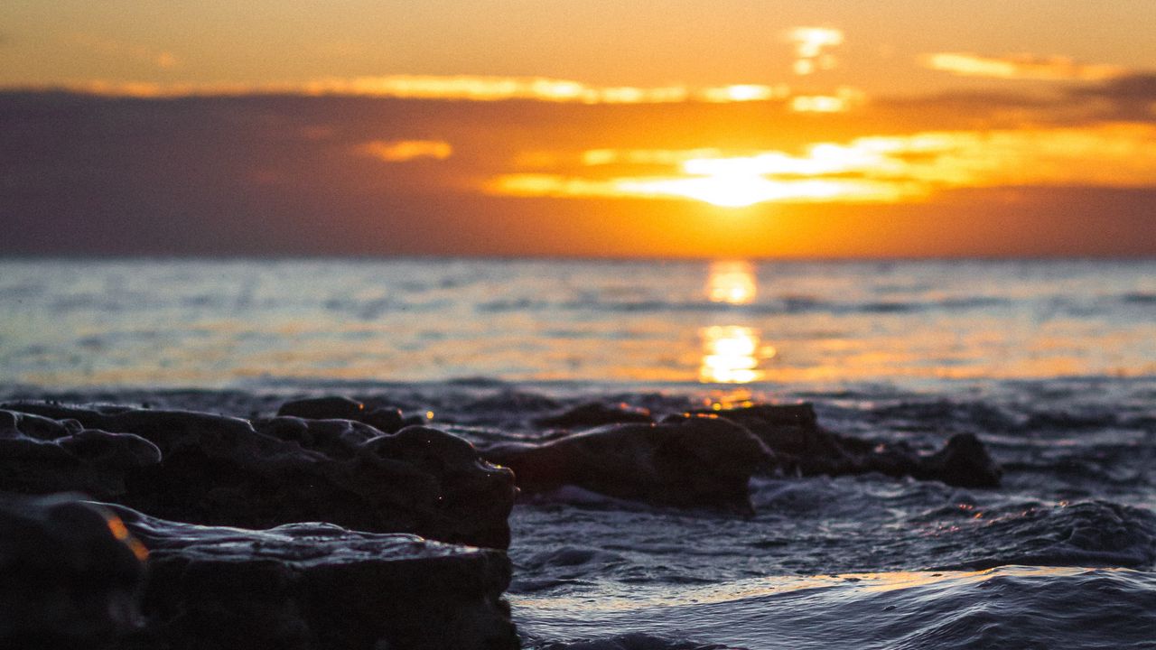 Wallpaper sunset, glare, sea, stones, rocks