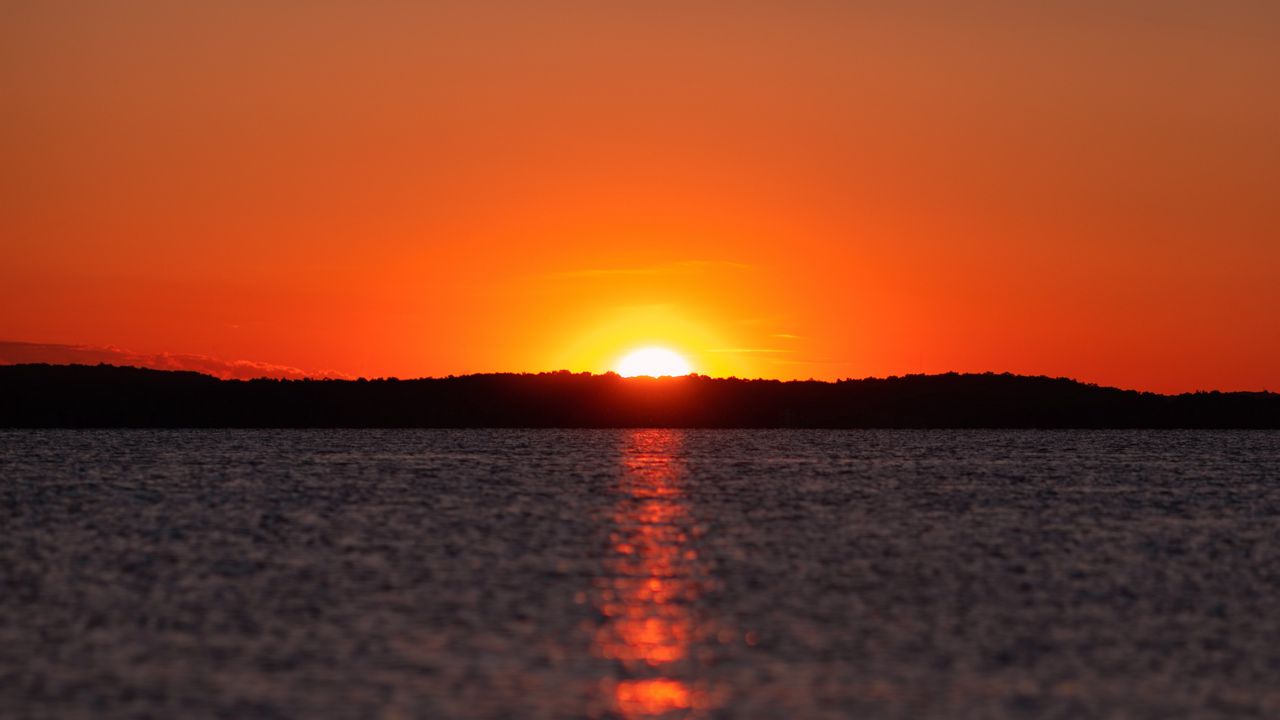 Wallpaper sunset, glare, water, horizon
