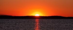 Preview wallpaper sunset, glare, water, horizon