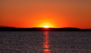 Preview wallpaper sunset, glare, water, horizon
