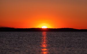 Preview wallpaper sunset, glare, water, horizon