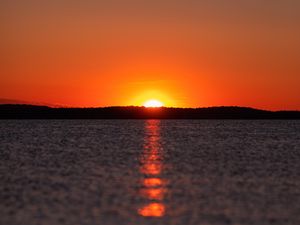 Preview wallpaper sunset, glare, water, horizon