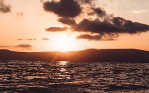 Preview wallpaper sunset, glare, water, horizon, ripples