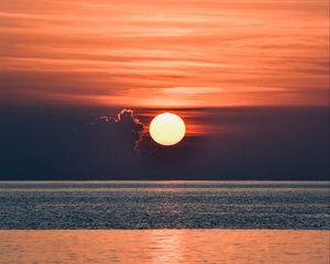 Preview wallpaper sunset, glare, water, horizon, clouds, sea